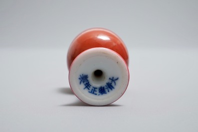 Un bol sur piedouche miniature en porcelaine de Chine rouge rubis monochrome, marque de Yongzheng, 19/20&egrave;me