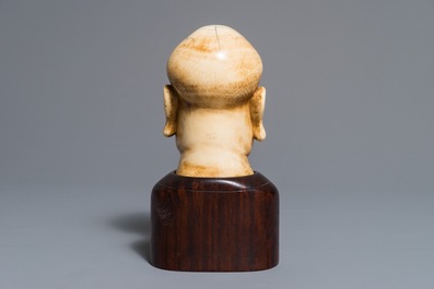 Une t&ecirc;te de Luohan en ivoire sculpt&eacute; sur buste en bois, Chine, 1&egrave;re moiti&eacute; du 20&egrave;me