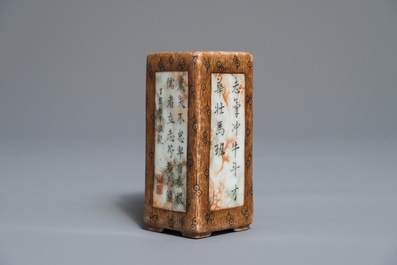 Een Chinese faux bois penselenwasser in dubbele ruitvorm, Qianlong merk, 19/20e eeuw