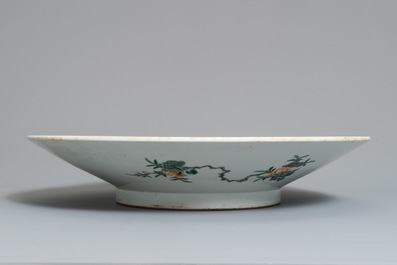 Un tr&egrave;s grand plat en porcelaine de Chine famille verte, 19/20&egrave;me