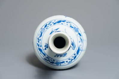 A Chinese blue and white garlic-head bottle vase, Transitional period