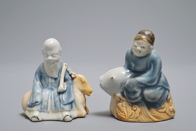 Twee Chinese figuratieve waterdruppelaars in biscuit met blauwwit glazuur, Qianlong