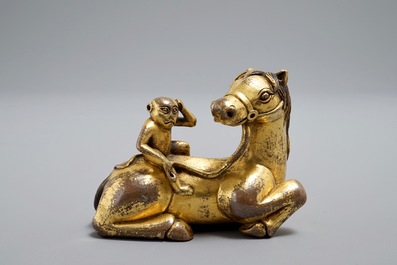 Un groupe en bronze dor&eacute; figurant un singe sur cheval, marqu&eacute; sur la base, Chine, 19/20&egrave;me