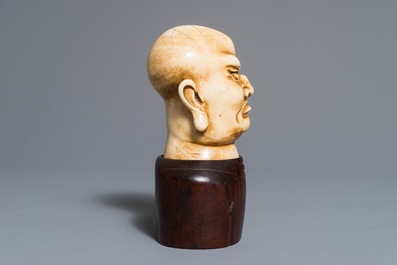 Een Chinees ivoren hoofd van een Luohan op houten buste, 1e helft 20e eeuw