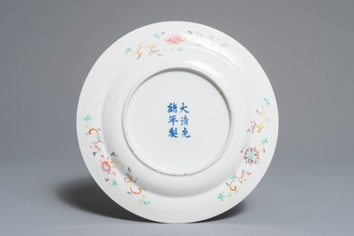 Een Chinees famille rose bord met een pauw, Guangxu merk en periode