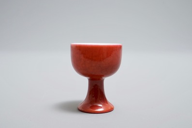 Een Chinese miniatuur stem cup in robijnrood glazuur, Yongzheng merk, 19/20e eeuw