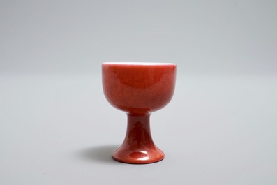 Un bol sur piedouche miniature en porcelaine de Chine rouge rubis monochrome, marque de Yongzheng, 19/20&egrave;me