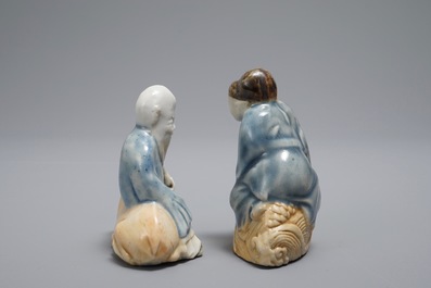 Twee Chinese figuratieve waterdruppelaars in biscuit met blauwwit glazuur, Qianlong