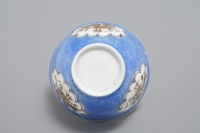 Une tasse et soucoupe en porcelaine de Chine grisaille sur fond bleu, Yongzheng