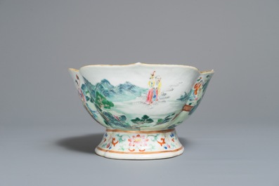 Un bol sur piedouche en porcelaine de Chine famille rose, marque et &eacute;poque de Jiaqing