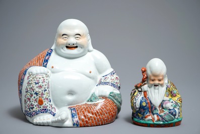 Een grote Chinese famille rose figuur van Boeddha en een kleine van Shou Lao, 19/20e eeuw