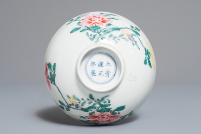Un bol en porcelaine de Chine famille rose &agrave; d&eacute;cor floral, marque et &eacute;poque de Yongzheng