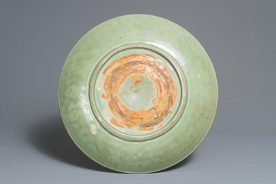 Un tr&egrave;s grand plat en porcelaine de Chine c&eacute;ladon de Longquan &agrave; d&eacute;cor incis&eacute;, Ming