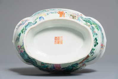 Un bol sur piedouche en porcelaine de Chine famille rose, marque et &eacute;poque de Jiaqing