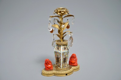 Een lampje met Chinees porselein, koraal, bergkristal en amber in Franse bronsmontuur, 19/20e eeuw