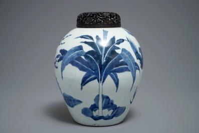 Un vase en porcelaine de Chine bleu et blanc &agrave; d&eacute;cor d'un qilin, &eacute;poque Transition