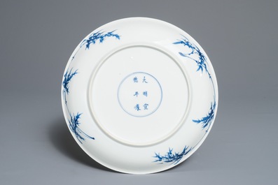 Un plat en porcelaine de Chine bleu, blanc et rouge, marque de Xuande, Kangxi
