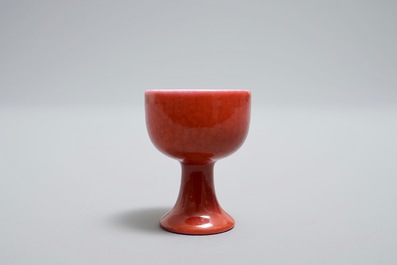 Een Chinese miniatuur stem cup in robijnrood glazuur, Yongzheng merk, 19/20e eeuw