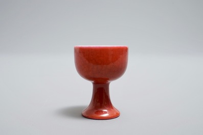 Un bol sur piedouche miniature en porcelaine de Chine rouge rubis monochrome, marque de Yongzheng, 19/20&egrave;me