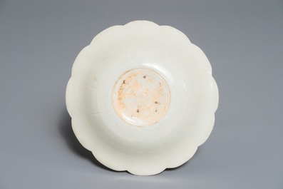 Une coupe en forme de chrysanth&egrave;me en porcelaine de Chine, Dynastie Song du Sud/Yuan ou post&eacute;rieur