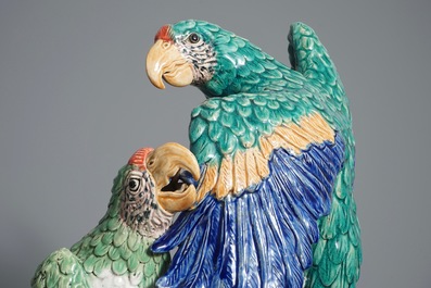 Een grote Chinese Shiwan aardewerken groep met papegaaien op takken, reli&euml;fmerk 20e eeuw
