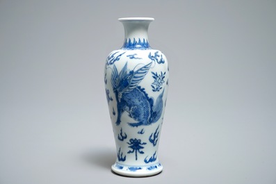 Un vase en porcelaine de Chine bleu et blanc &agrave; d&eacute;cor d'un qilin, Kangxi