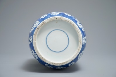 Een Chinese blauwwitte rouleau vaas met prunus op gebroken ijs, 19e eeuw