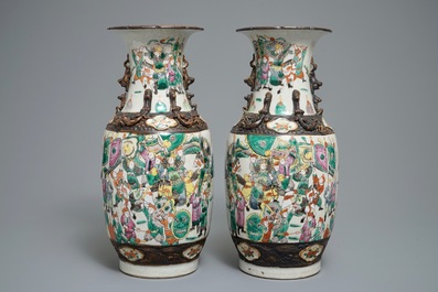 Une paire de vases en porcelaine dit &quot;de Nankin&quot; et une coupe en porcelaine famille verte de Canton, 19&egrave;me