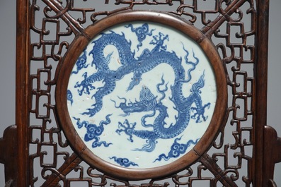 Een Chinees houten tafelscherm met blauwwit drakenmedaillon, Ming en 19e eeuw