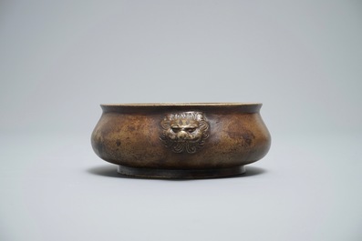 Un br&ucirc;le-parfum en bronze sur socle en bois, marque de Xuande, Chine, 18&egrave;me