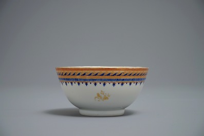Een Chinese export porseleinen theepot met bijhorende kop en schotel, Jiaqing