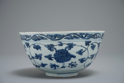 Un bol en porcelaine de Chine bleu et blanc aux rinceaux de lotus, Jiajing