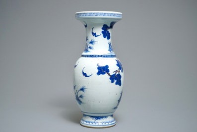 Een Chinese blauwwitte en ijzerrode vaas met herten, 19/20e eeuw