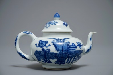 Een Chinese blauwwitte gedekselde theepot met decor van antiquiteiten, Kangxi