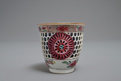 Une tasse et soucoupe en porcelaine de Chine famille rose ajour&eacute; et &agrave; double parois, Yongzheng