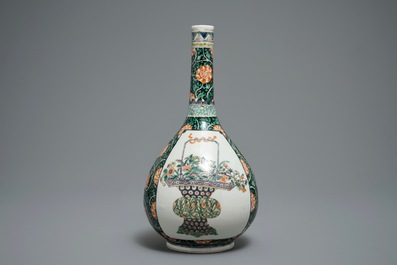 Een Chinese famille verte flesvormige vaas met fijne bloemenmanden, 19e eeuw