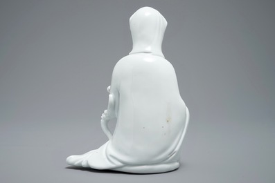 Een Chinees blanc de Chine model van Guanyin met reli&euml;fmerk op de rug, 18e eeuw