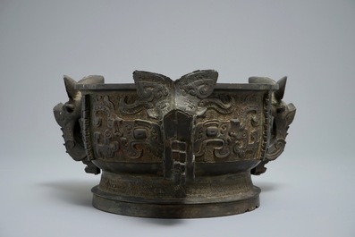 An unusual Chinese &lsquo;gui&rsquo; bronze ritual vessel of unusual shape with three ears, 18/19th C.