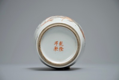 Een Chinese vaas met ijzerrood en grisaille decor van onsterfelijken, Qianlong merk, Republiek, 20e eeuw