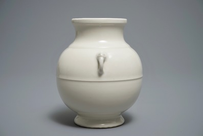 Un vase de forme hu en porcelaine de Chine en couleur cr&egrave;me monochrome, 18/19&egrave;me
