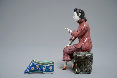 A Chinese famille rose model of a lady and a miniature shoe, 19/20th C.