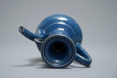 A Chinese monochrome blue ewer, 19th C.