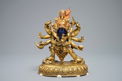 Een Sino-Tibetaanse verguld bronzen figuur van Mahakala met Yab-Yum, 19/20e eeuw