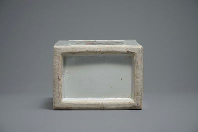 Un vase de forme rectangulaire en porcelaine de Chine qianjiang cai, 19/20&egrave;me