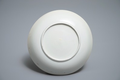 Een Chinese export porseleinen theepot met bijhorende kop en schotel, Jiaqing