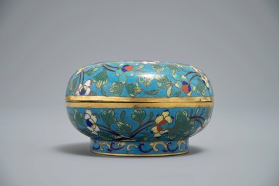 Een Chinees cloisonn&eacute; schoteltje met floraal decor, Ming en een ronde dekseldoos, 19e eeuw