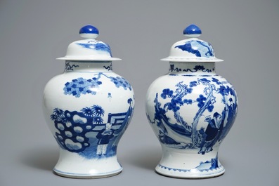 Twee Chinese blauwwitte dekselvazen met decor van figuren, 19e eeuw