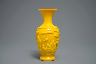 A Chinese Beijing glass vase with figures, Qianlong mark, 19/20th C.