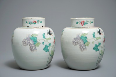 Une paire de pots couverts en porcelaine de Chine famille rose, marque de Qianlong, 19/20&egrave;me