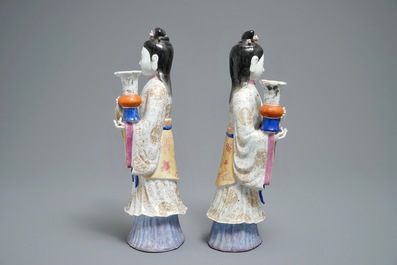 Une paire de bougeoirs en forme de femmes en porcelaine de Chine famille rose, 19/20&egrave;me